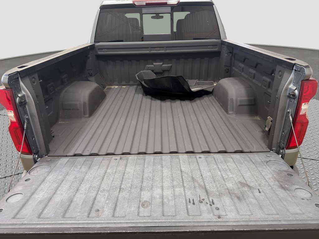 Photo 16 of this Chevrolet Silverado 1500