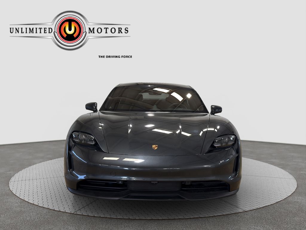 Photo 5 of this Porsche Taycan