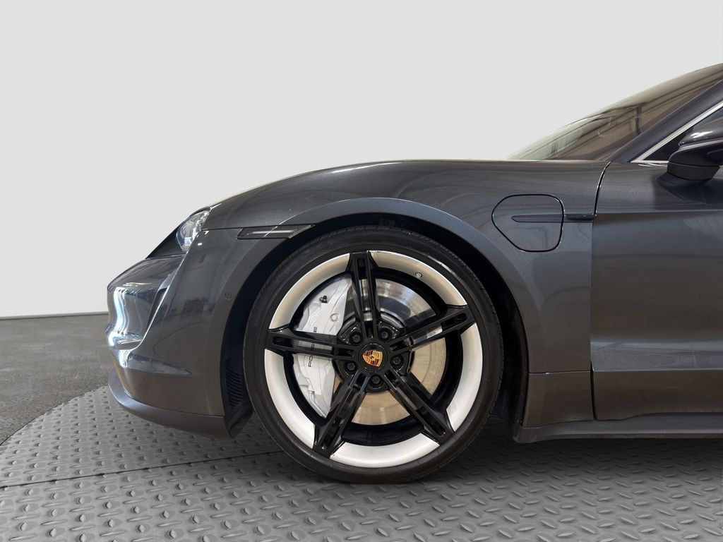 Photo 6 of this Porsche Taycan