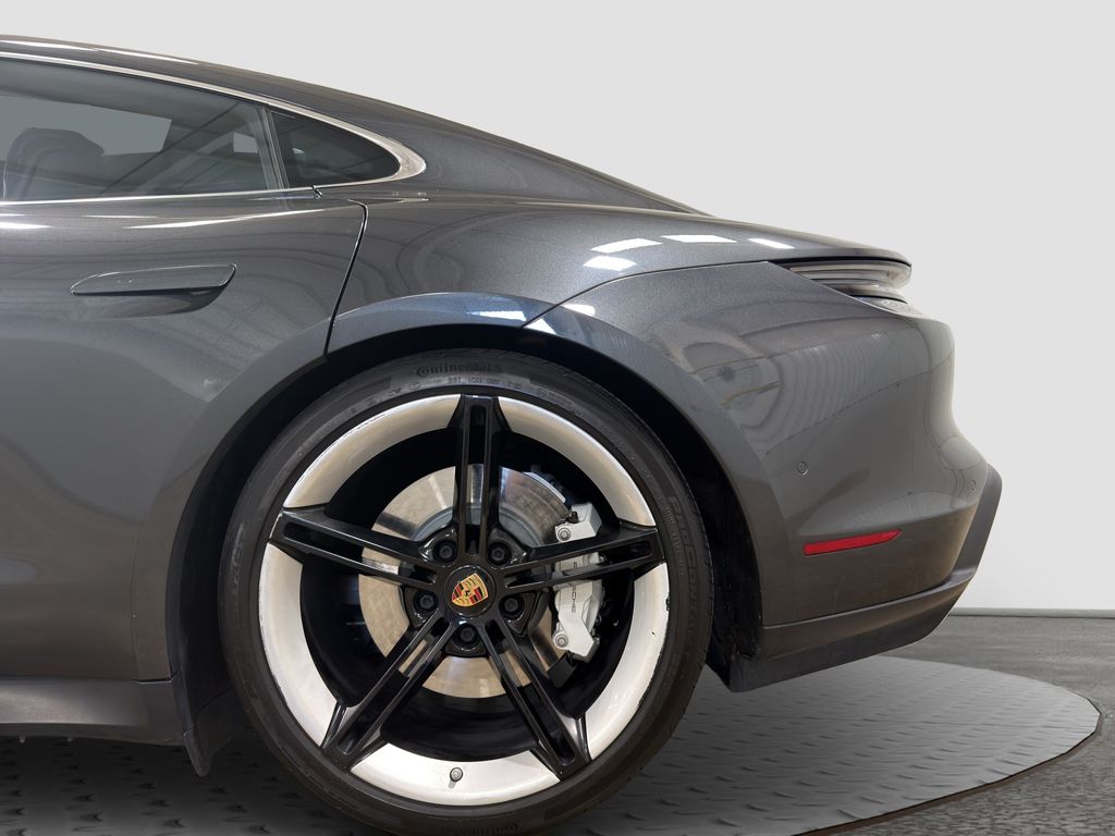 Photo 8 of this Porsche Taycan