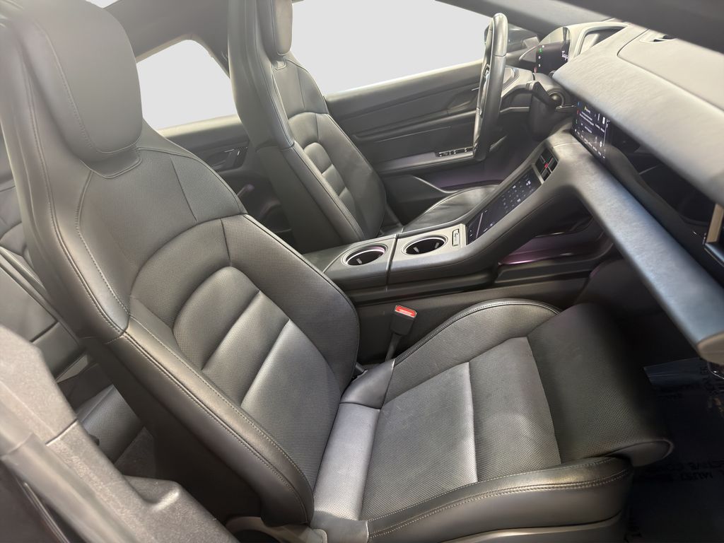Photo 12 of this Porsche Taycan