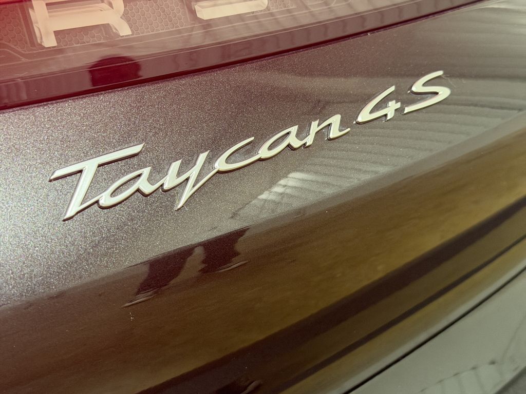 Photo 15 of this Porsche Taycan