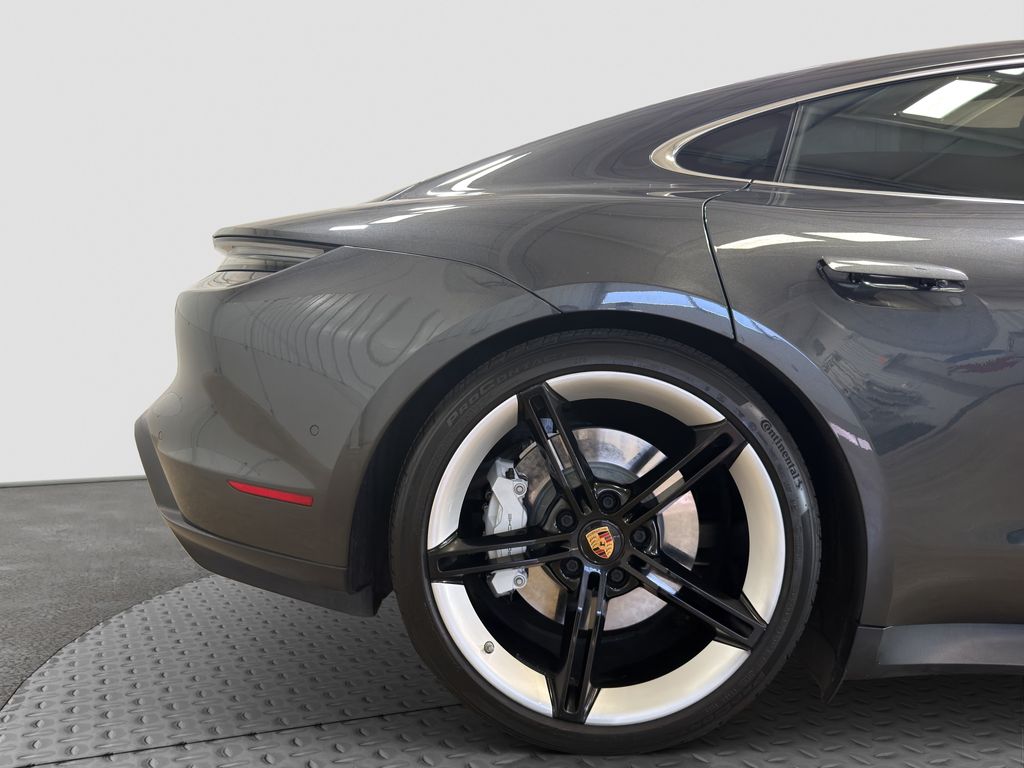 Photo 17 of this Porsche Taycan