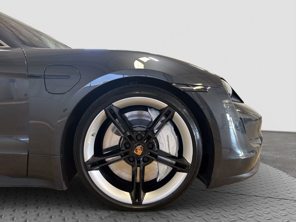 Photo 19 of this Porsche Taycan