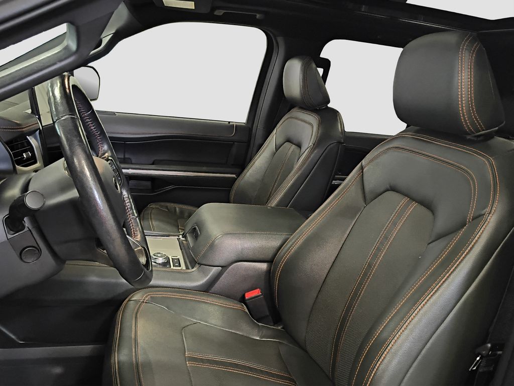 Photo 8 of this Ford Expedition