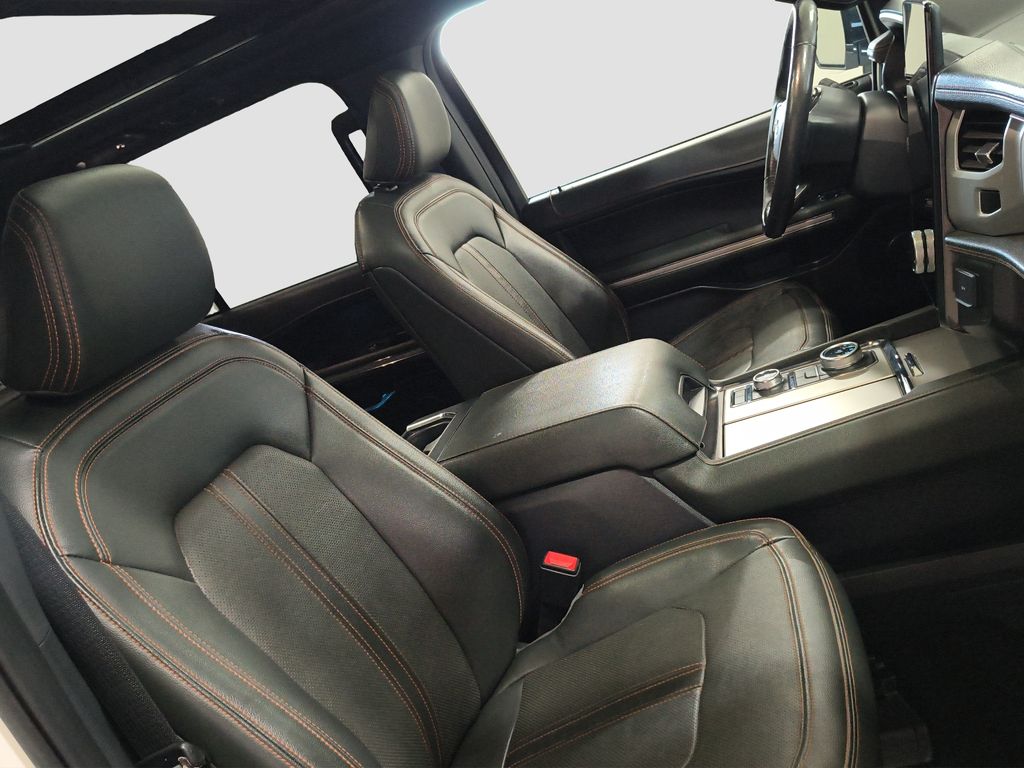 Photo 10 of this Ford Expedition