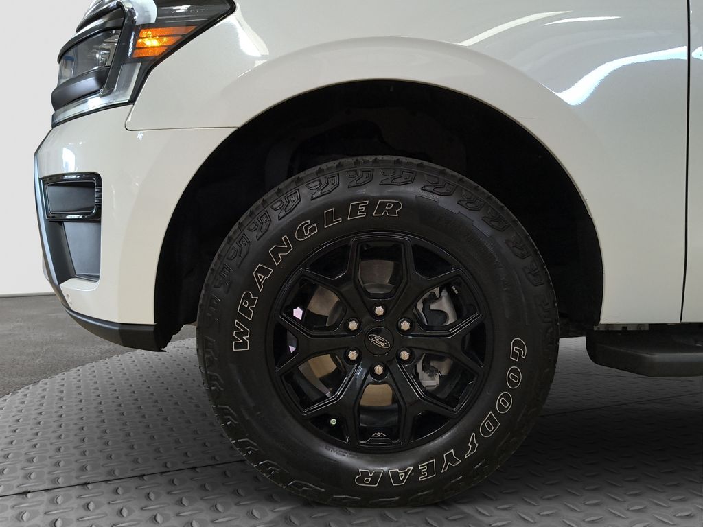Photo 23 of this Ford Expedition