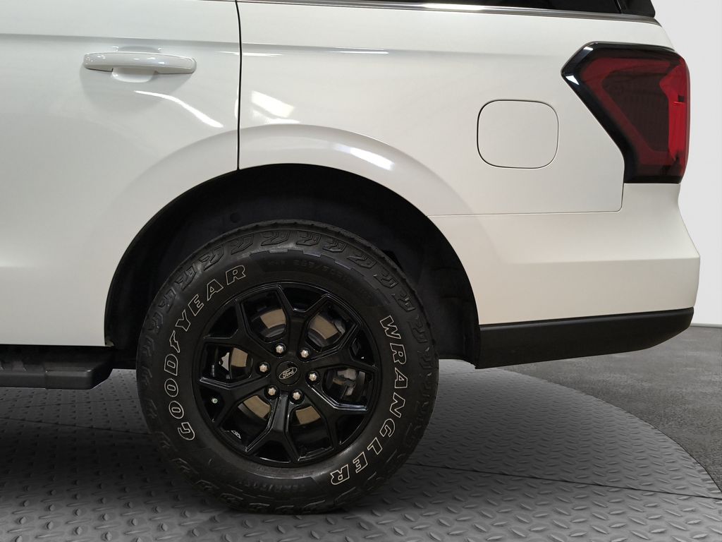Photo 25 of this Ford Expedition