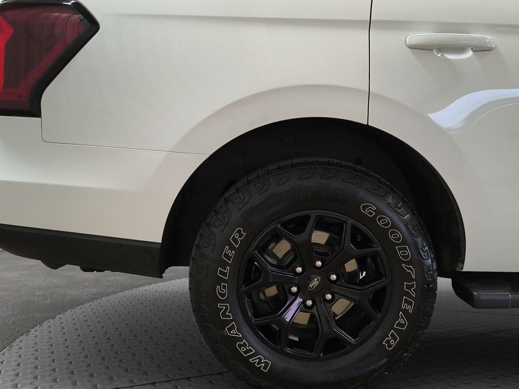 Photo 27 of this Ford Expedition