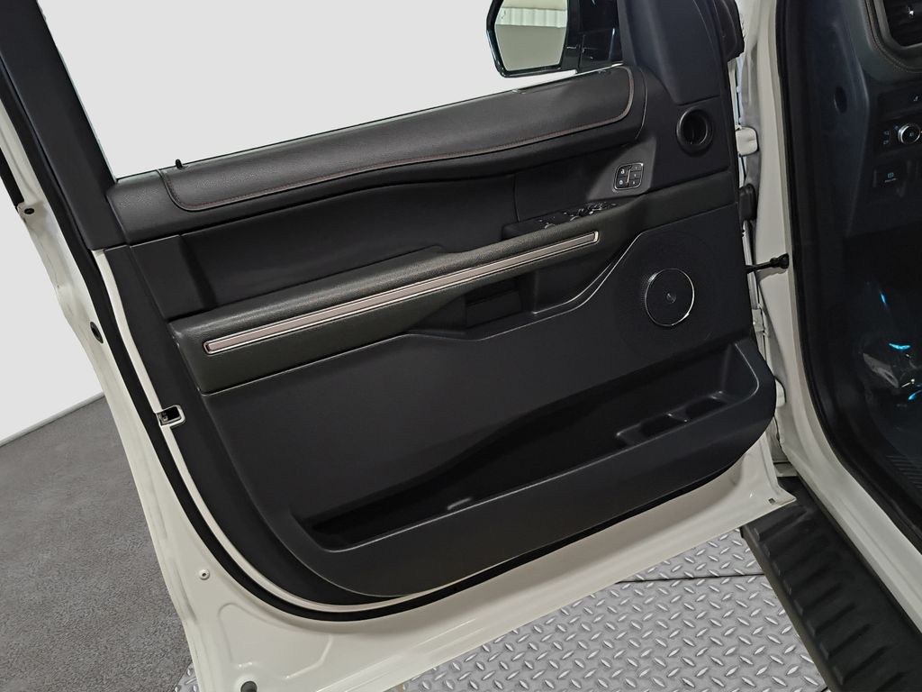 Photo 29 of this Ford Expedition
