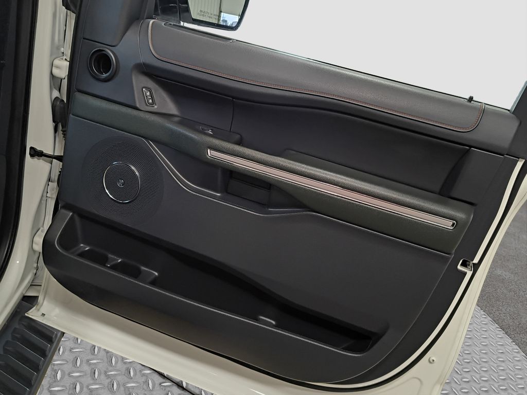 Photo 30 of this Ford Expedition