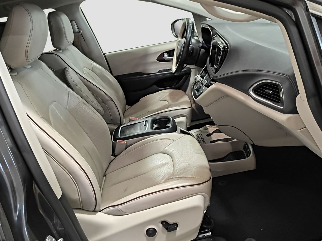Photo 8 of this Chrysler Pacifica