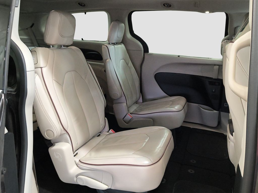 Photo 10 of this Chrysler Pacifica