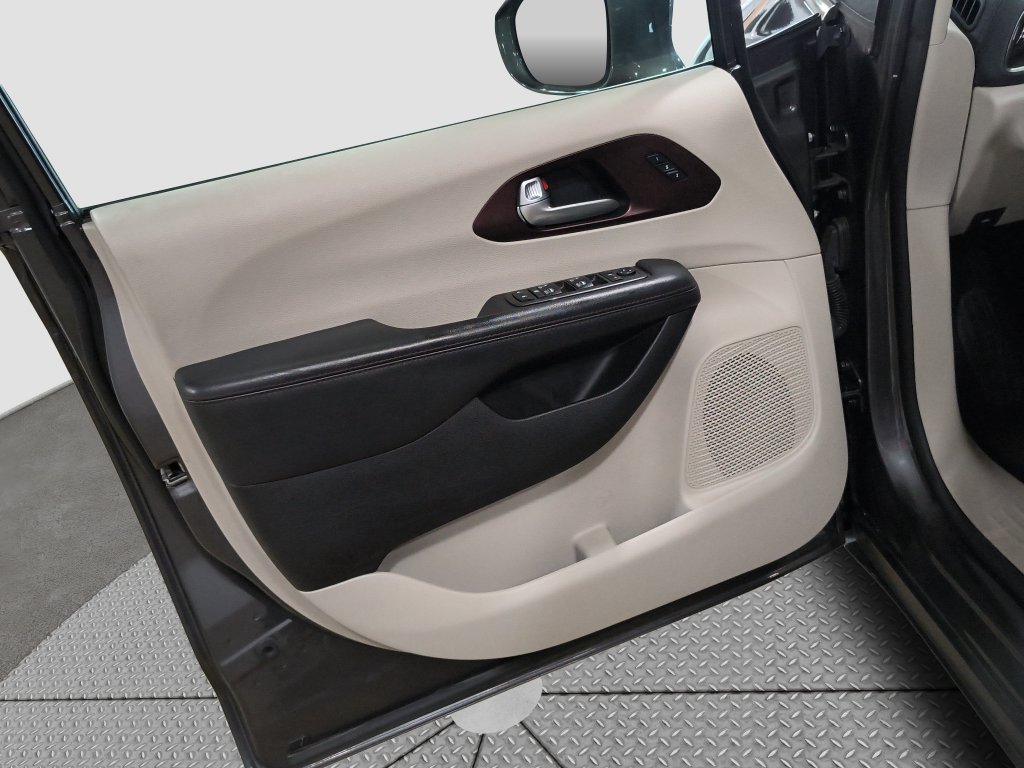 Photo 13 of this Chrysler Pacifica