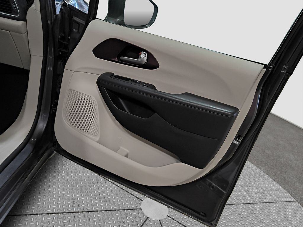 Photo 14 of this Chrysler Pacifica