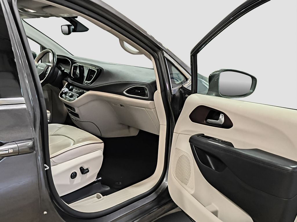 Photo 21 of this Chrysler Pacifica