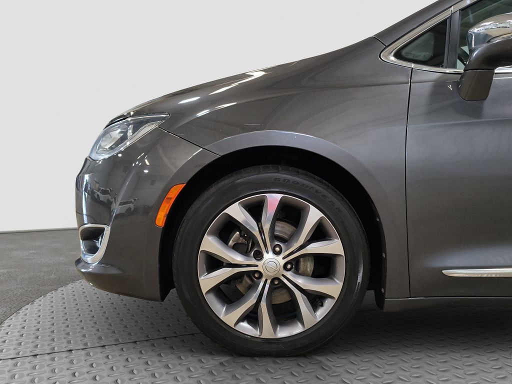 Photo 25 of this Chrysler Pacifica