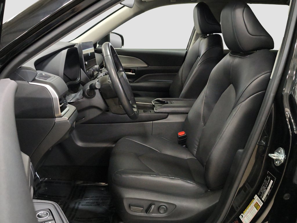 Photo 8 of this Toyota Grand Highlander