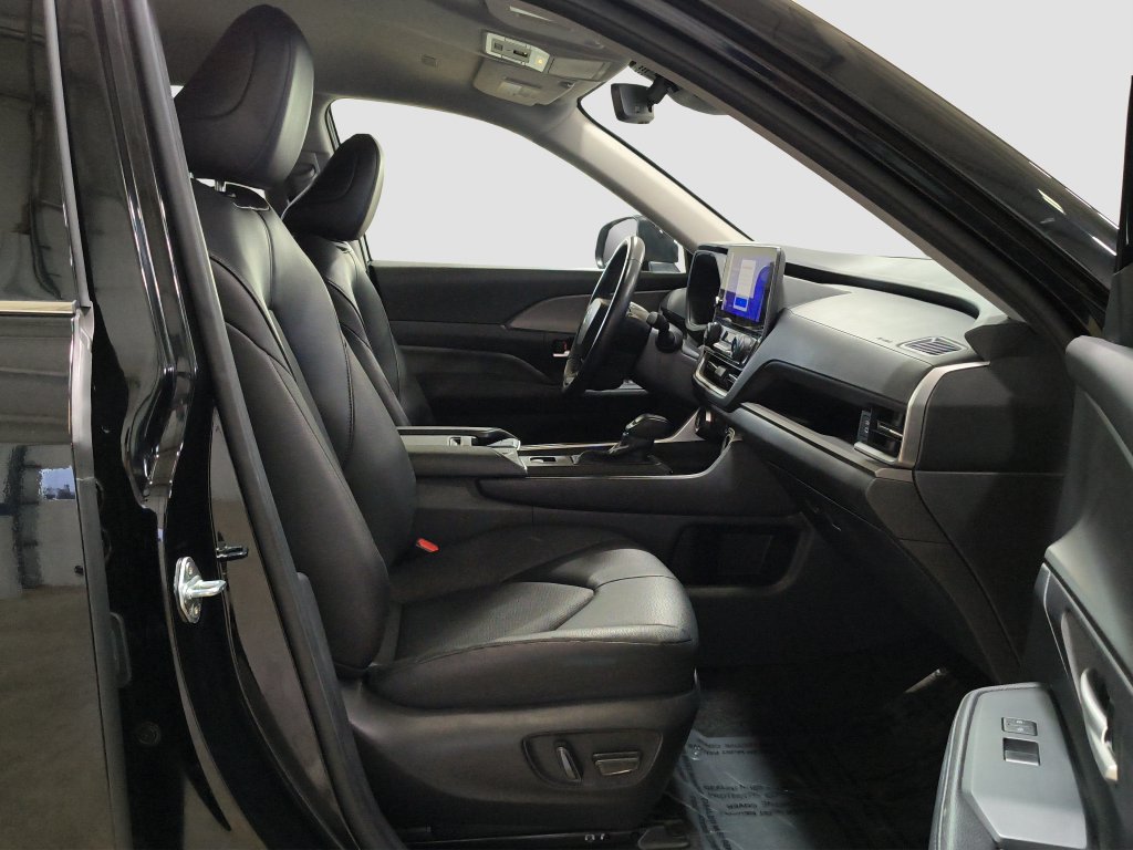 Photo 9 of this Toyota Grand Highlander