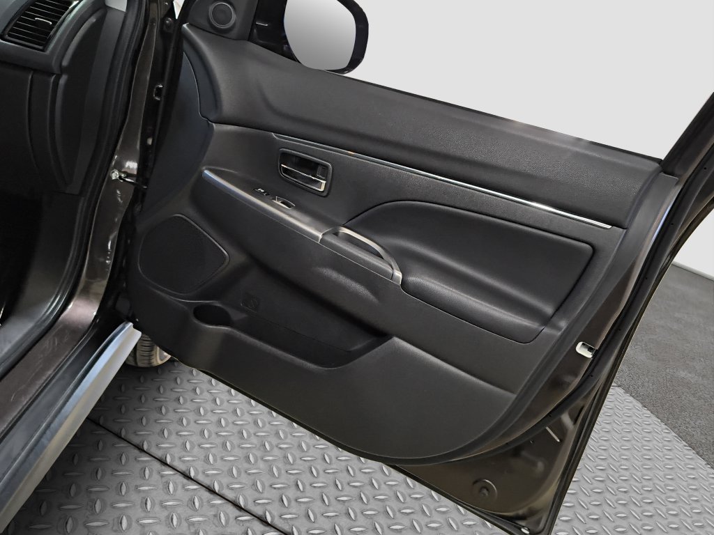Photo 27 of this Mitsubishi Outlander Sport