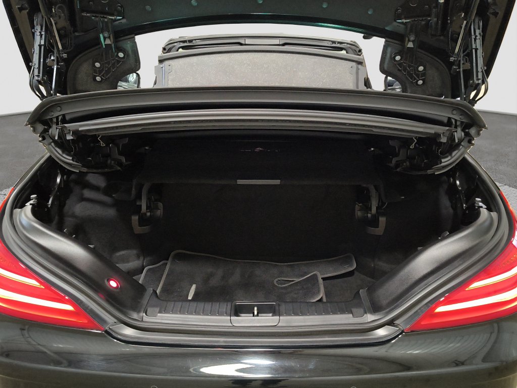 Photo 12 of this Mercedes-Benz SL 550