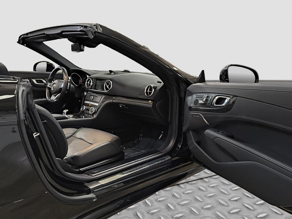 Photo 14 of this Mercedes-Benz SL 550