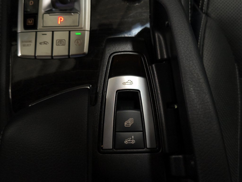 Photo 17 of this Mercedes-Benz SL 550