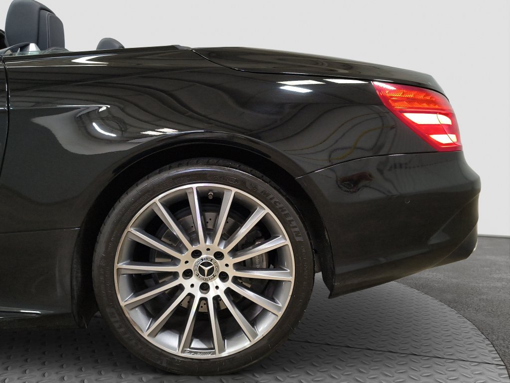 Photo 21 of this Mercedes-Benz SL 550