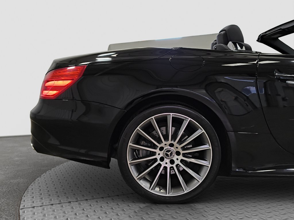 Photo 23 of this Mercedes-Benz SL 550
