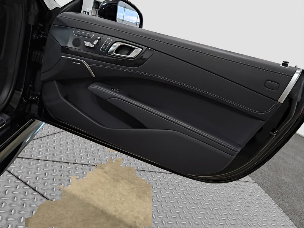 Photo 26 of this Mercedes-Benz SL 550