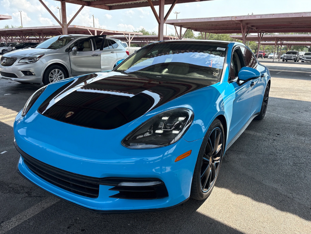 Photo 3 of this Porsche Panamera