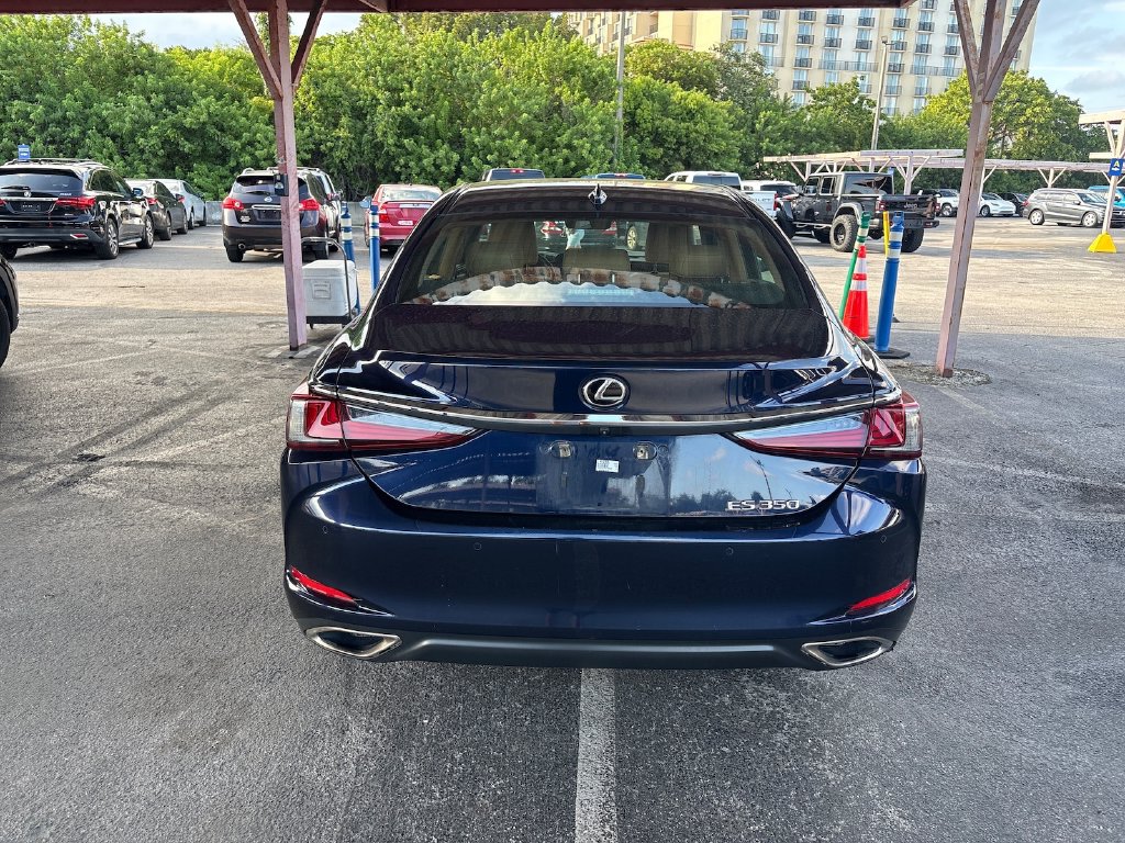 Photo 3 of this Lexus ES 350