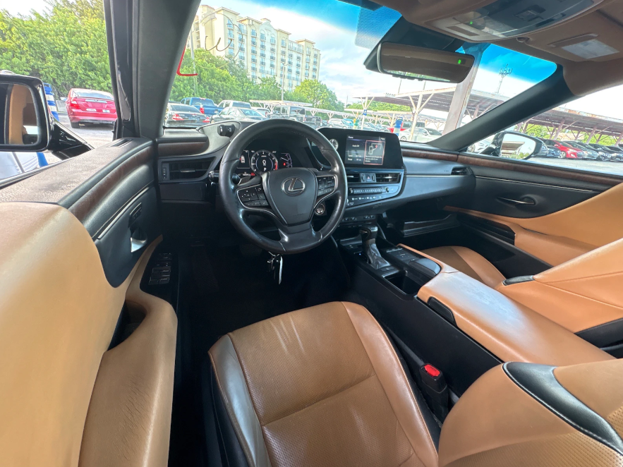 Photo 5 of this Lexus ES 350