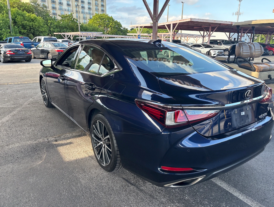Photo 4 of this Lexus ES 350