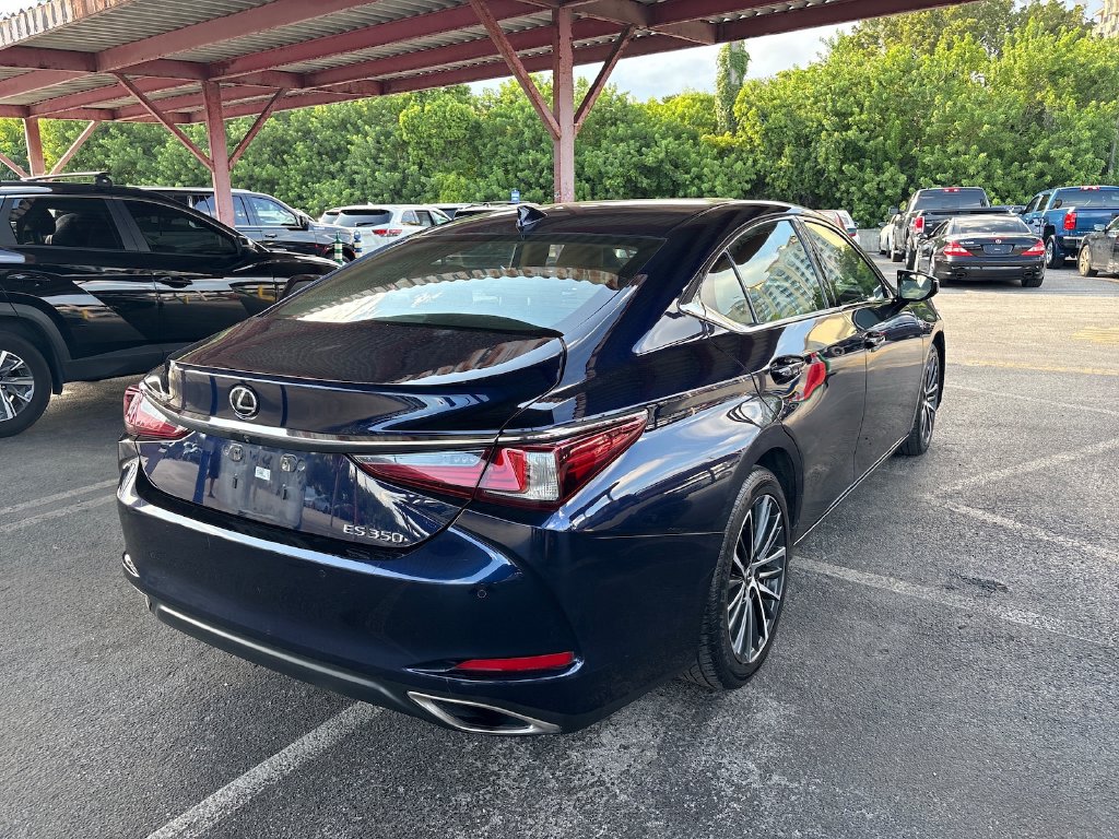 Photo 2 of this Lexus ES 350