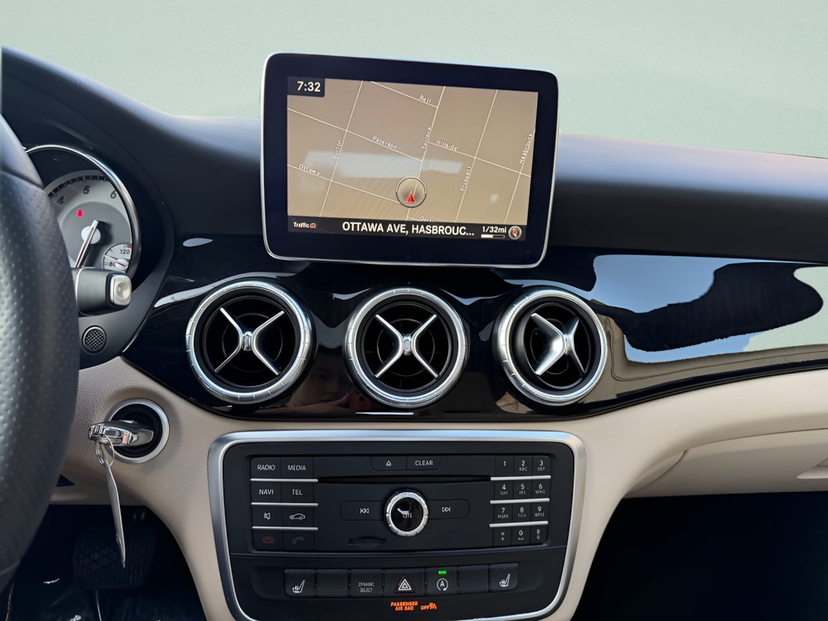 Photo 15 of this Mercedes-Benz CLA 250