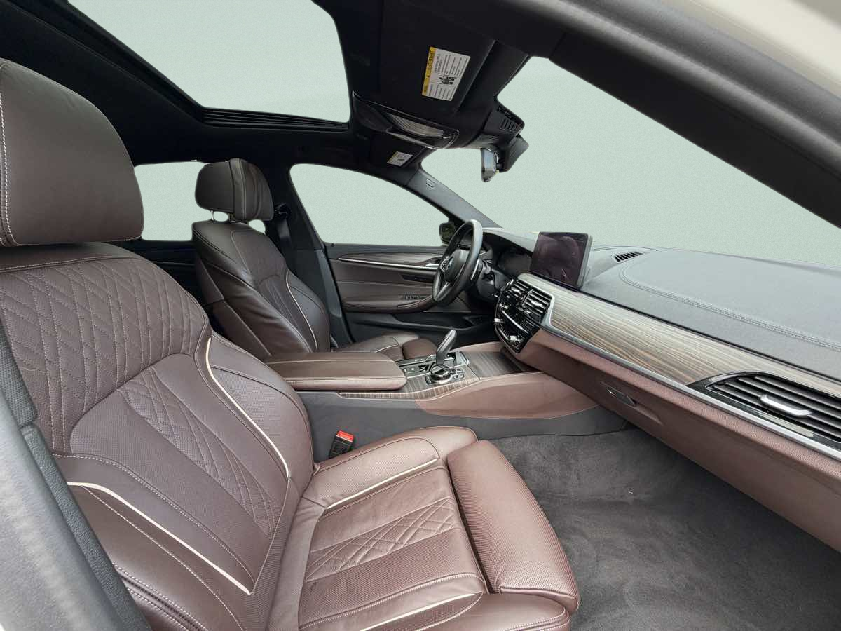 Photo 12 of this BMW 5 Series