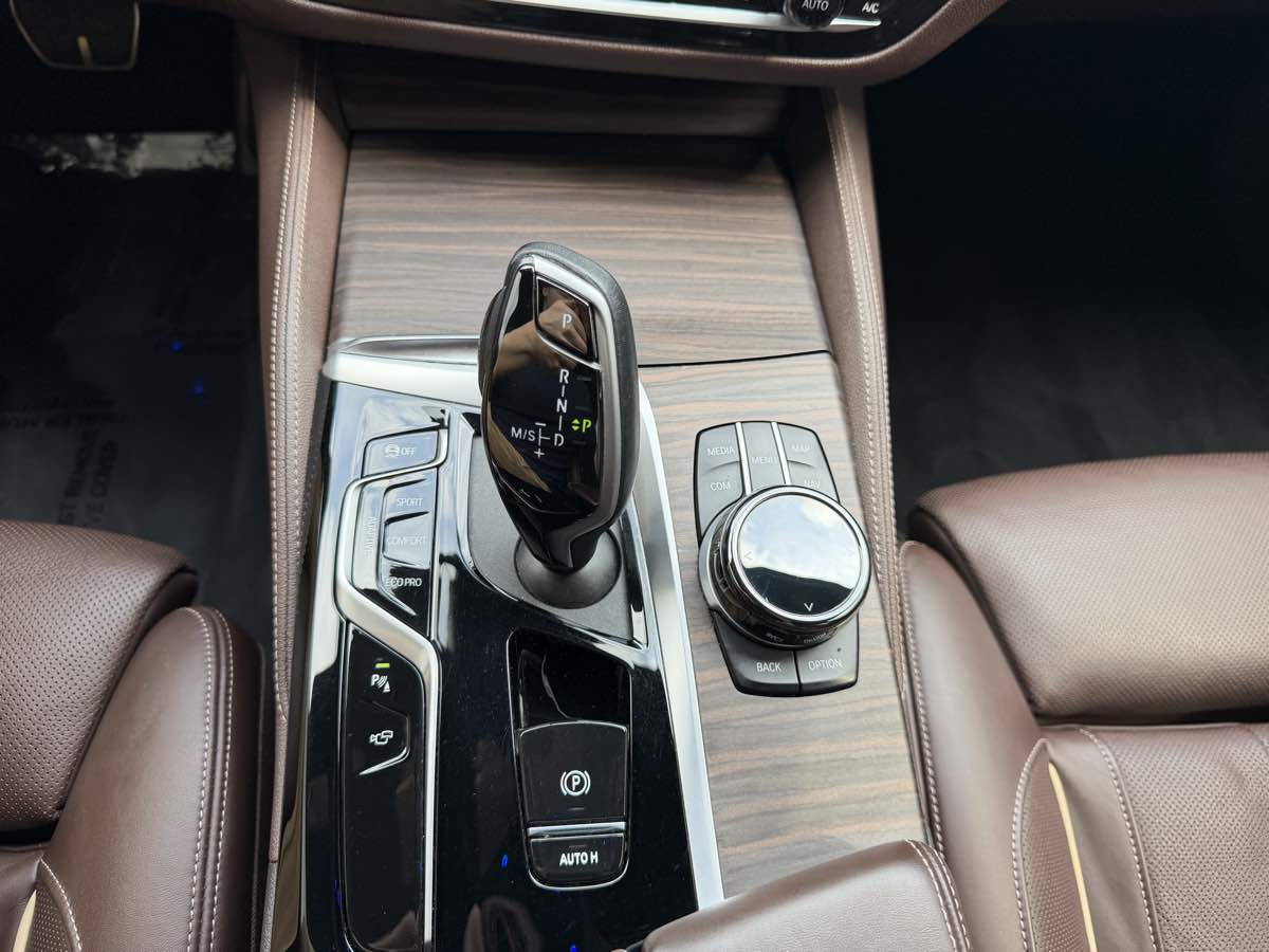 Photo 18 of this BMW 5 Series
