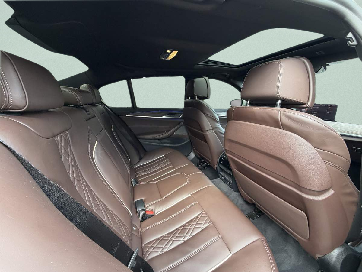 Photo 21 of this BMW 5 Series