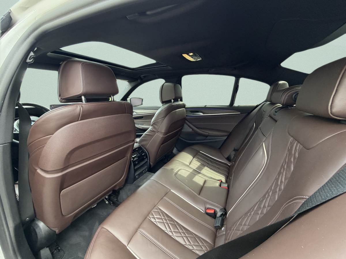 Photo 22 of this BMW 5 Series