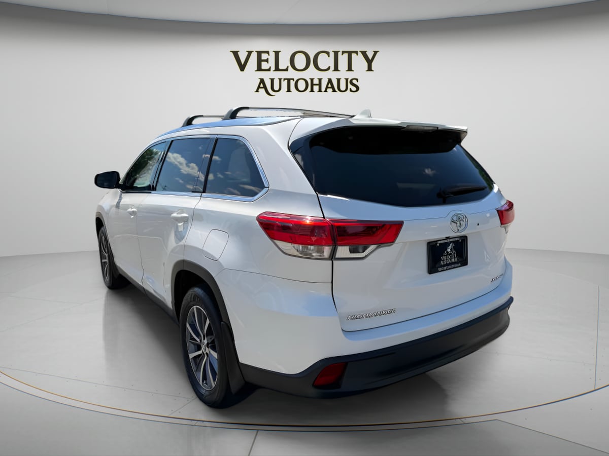 Photo 5 of this Toyota Highlander
