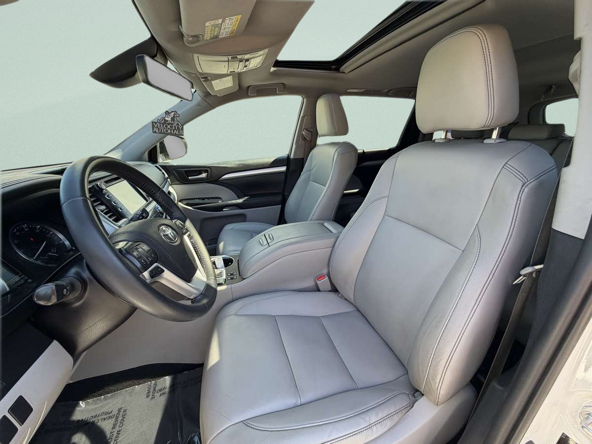 Photo 9 of this Toyota Highlander
