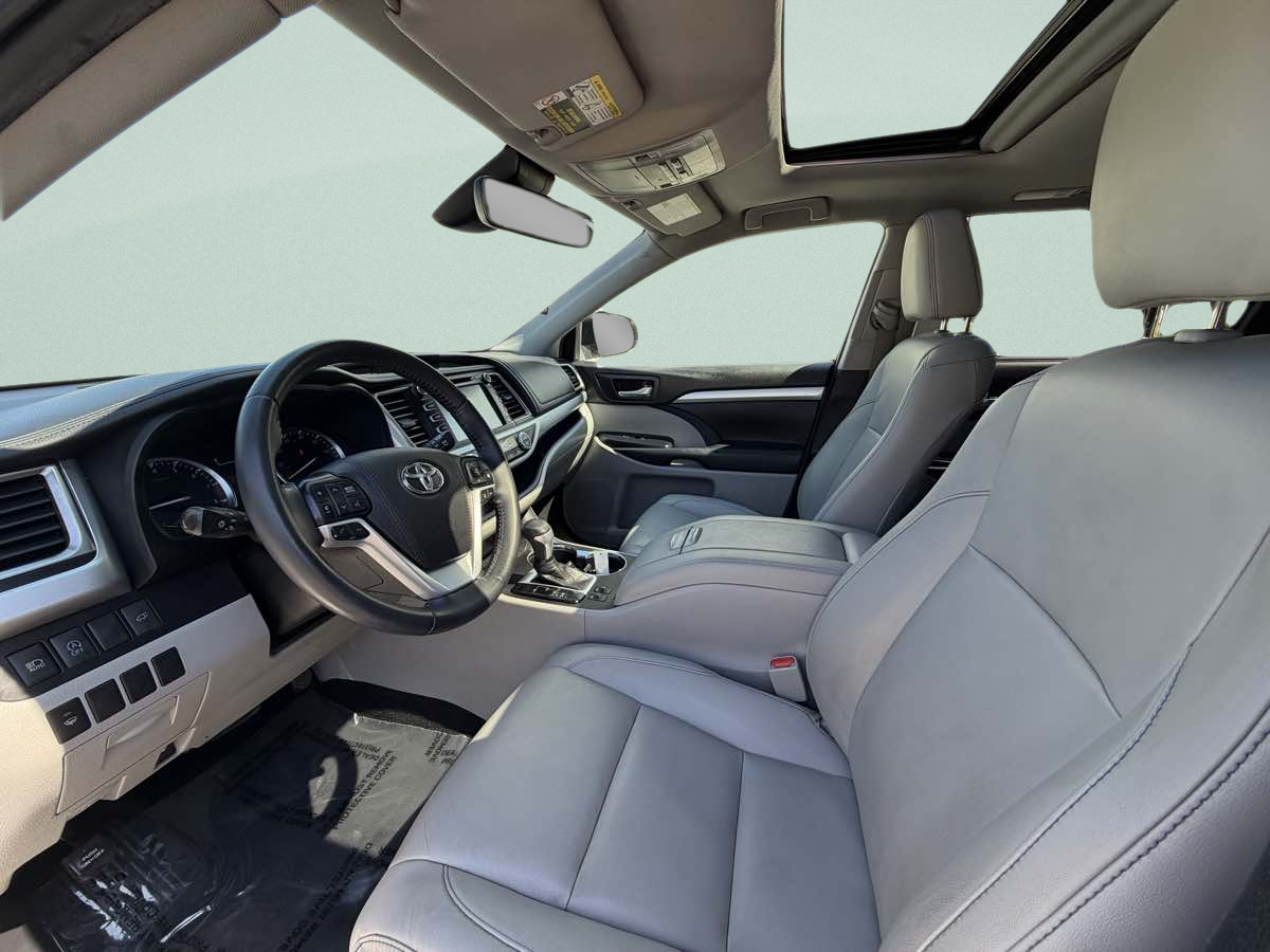 Photo 10 of this Toyota Highlander