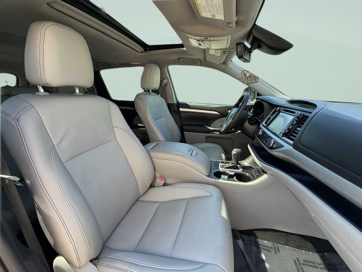 Photo 12 of this Toyota Highlander
