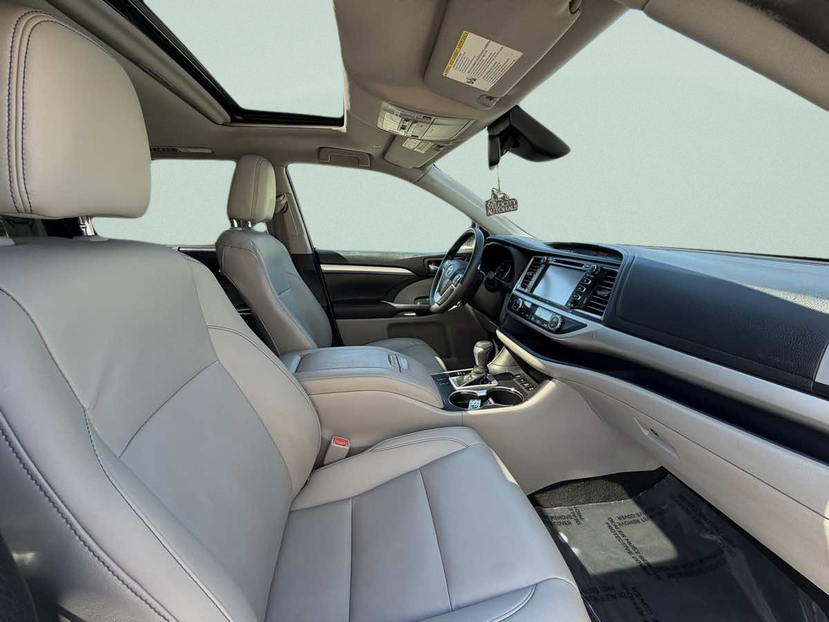Photo 13 of this Toyota Highlander