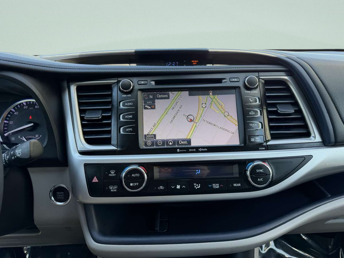 Photo 14 of this Toyota Highlander