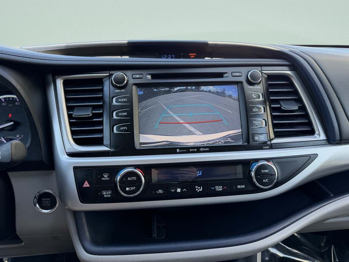 Photo 15 of this Toyota Highlander