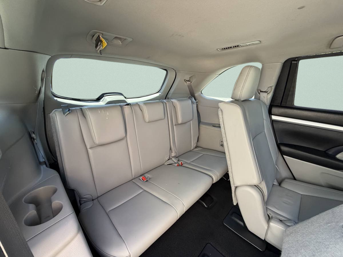 Photo 21 of this Toyota Highlander