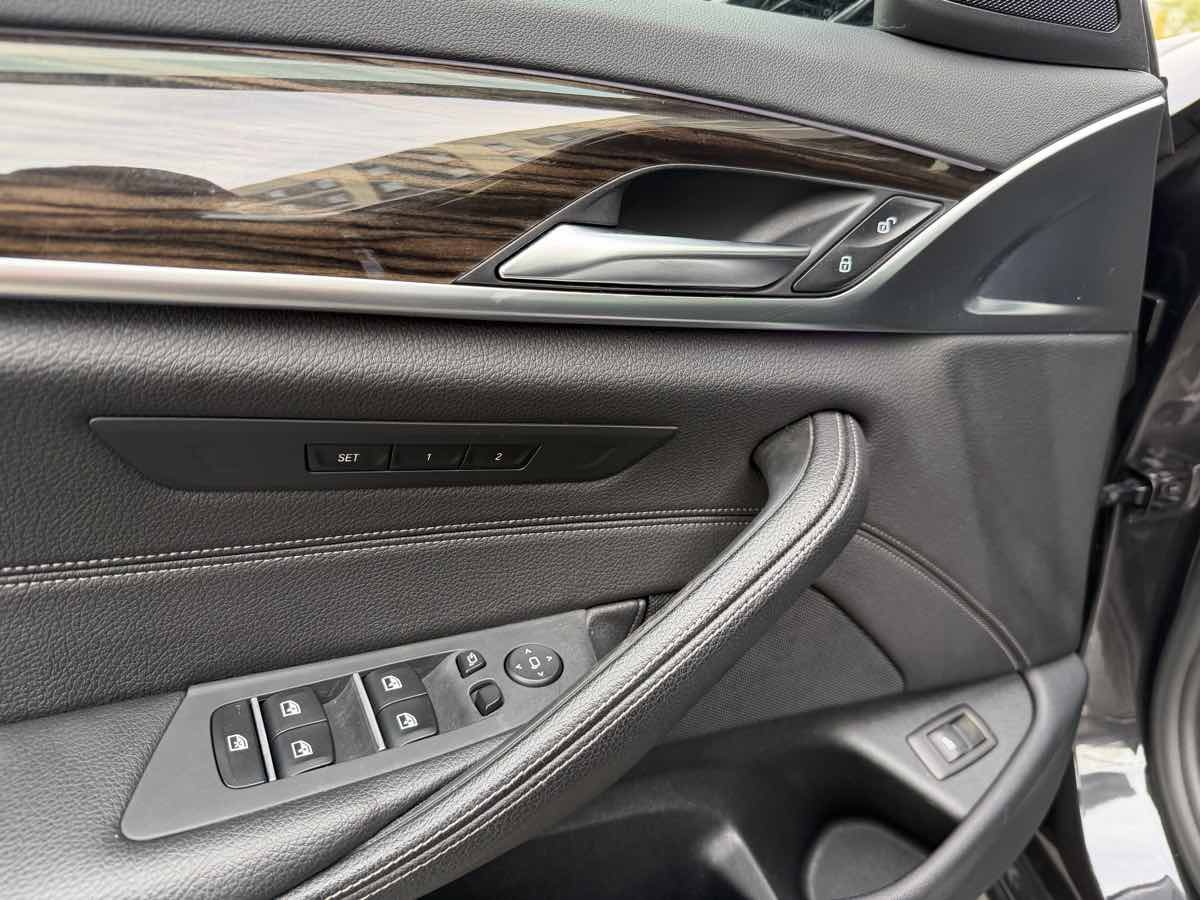 Photo 11 of this BMW 5 Series