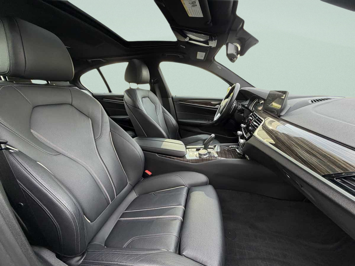 Photo 12 of this BMW 5 Series
